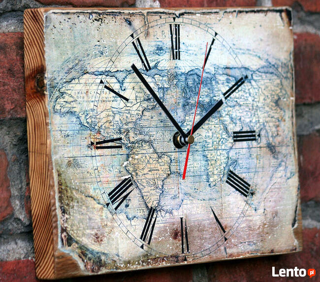 Zegar na desce sosnowej ze starą mapą świata.