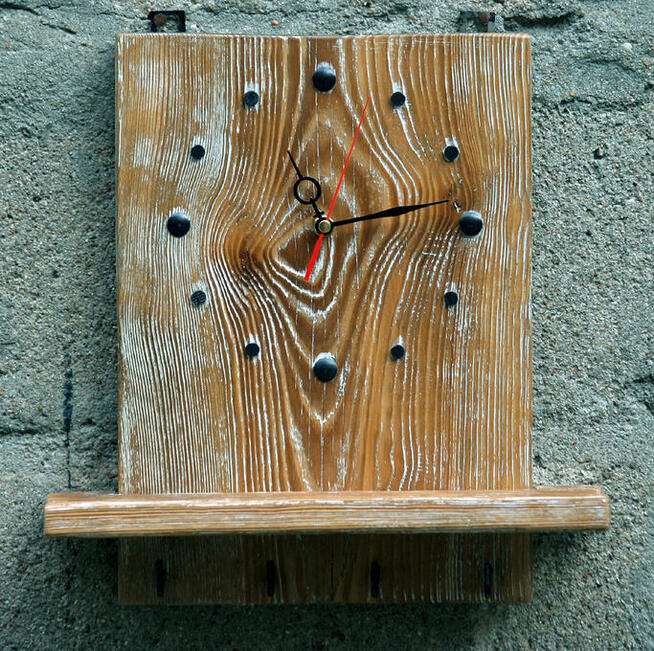 Zegar na desce z półką.