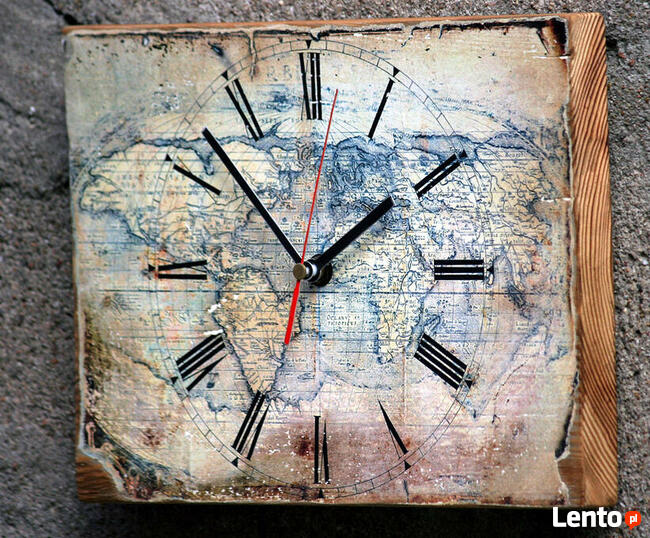 Zegar na desce sosnowej ze starą mapą świata.