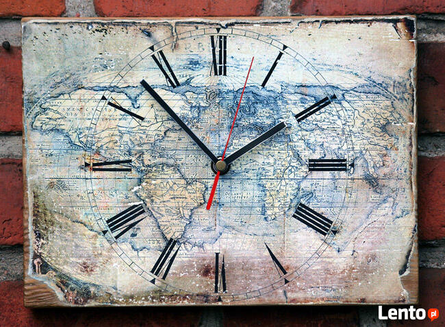 Zegar na desce sosnowej ze starą mapą świata.