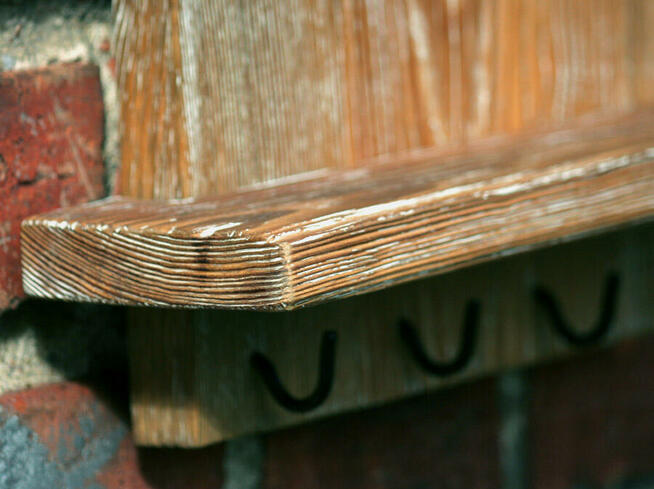 Zegar na desce z półką.