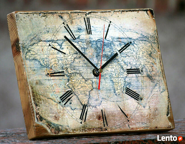 Zegar na desce sosnowej ze starą mapą świata.