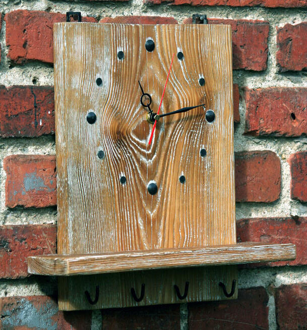 Zegar na desce z półką.