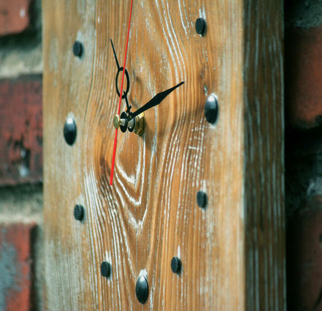 Zegar na desce z półką.