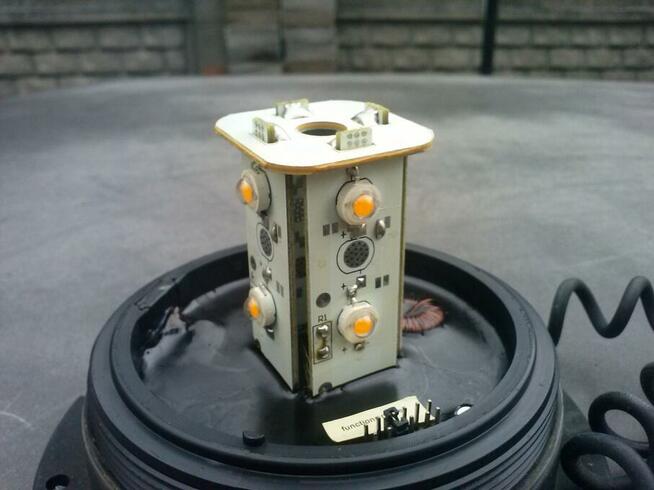 Lampa błyskowa pomarańczowa kogut, 60 zł.