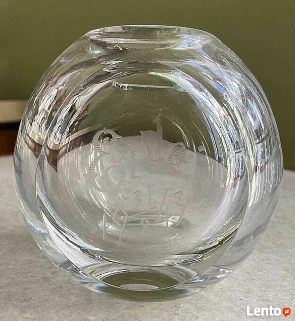 Masywny niski szklany wazonik z pamiątkowym grawerunkiem