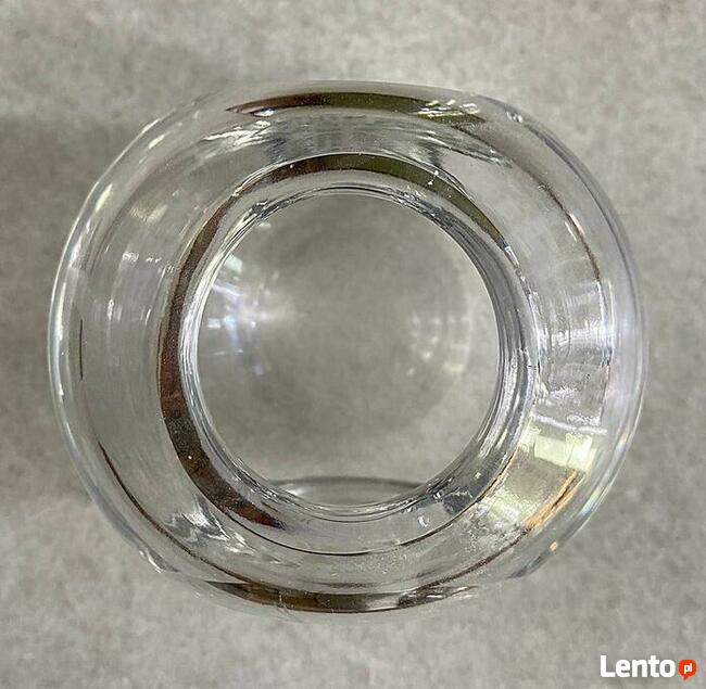 Masywny niski szklany wazonik z pamiątkowym grawerunkiem