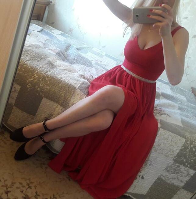 Czerwona, długa sukienka na studniówkę/wesele