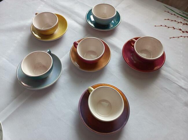 CERAMICZNY KOMPLET FILIŻANEK NA SPODECZKACH