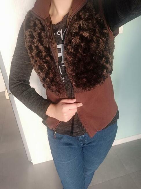 Brązowa kamizelka z futerkiem