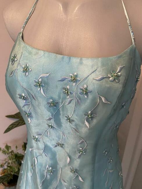 Piękna błękitno turkusowa suknia urocza długa