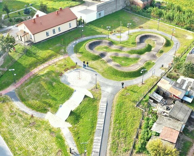 Praca przy budowie torów rowerowych pumptrack