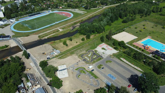 Praca przy budowie torów rowerowych pumptrack
