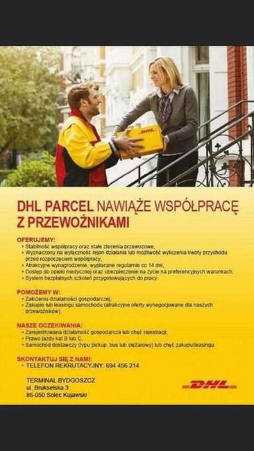Przewoźnik z autem, kurier DHL.