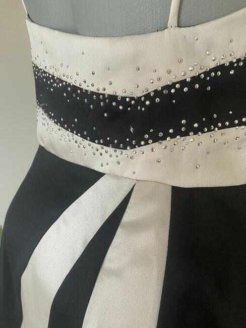 Piękna wieczorowa suknia marki DAVE & JOHNNY