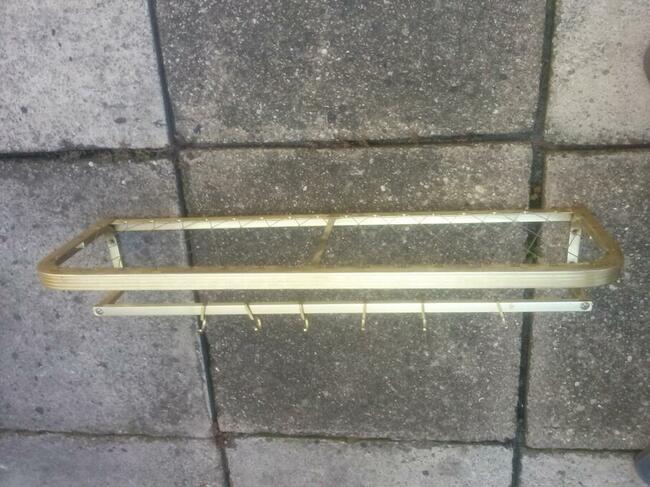 Wieszak z półką, metalowy, 30 zł.