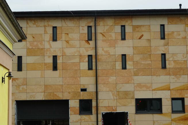 Płyty kamienne szlifowane z kamienia na elewację fasadę