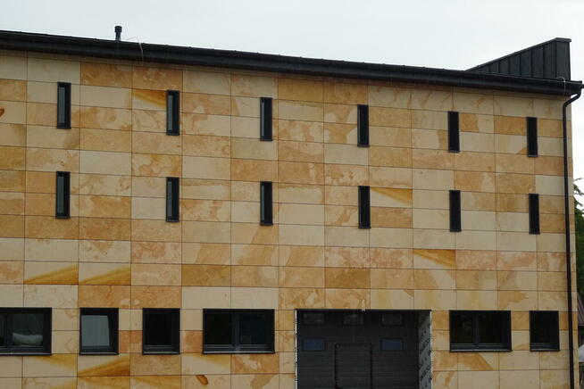 Płyty kamienne szlifowane z kamienia na elewację fasadę