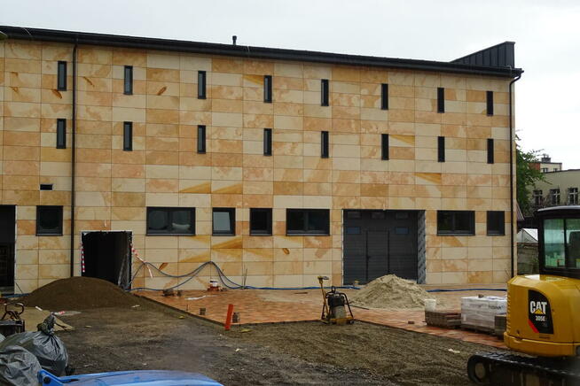 Płyty kamienne szlifowane z kamienia na elewację fasadę