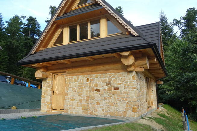 Płytki kamień naturalny elewacyjny na dom z bala drewna