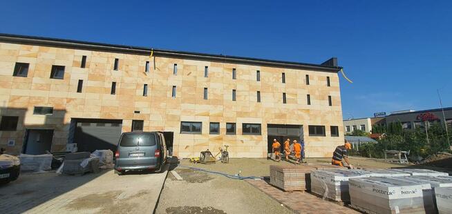 Płyty kamienne szlifowane z kamienia na elewację fasadę