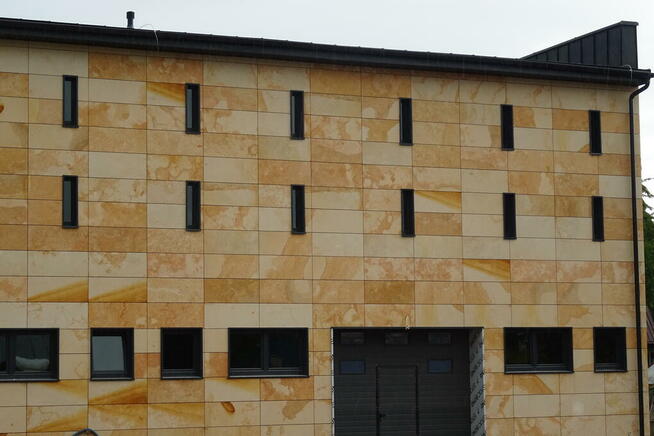 Płyty kamienne szlifowane z kamienia na elewację fasadę