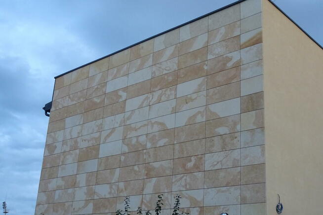 Płyty kamienne szlifowane z kamienia na elewację fasadę