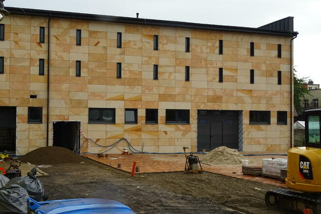 Płyty kamienne szlifowane z kamienia na elewację fasadę