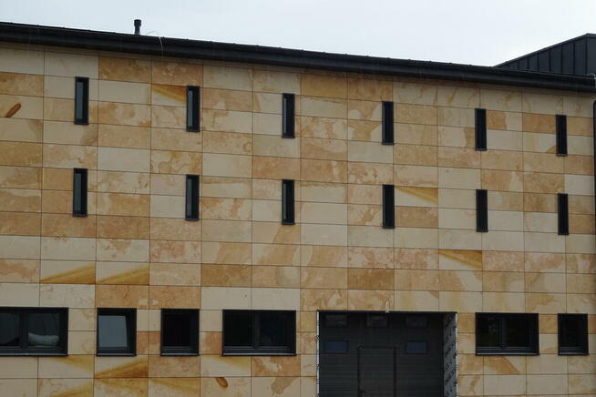 Płyty kamienne szlifowane z kamienia na elewację fasadę