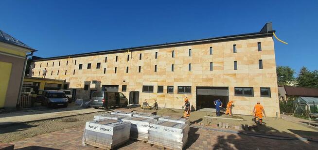 Płyty kamienne szlifowane z kamienia na elewację fasadę