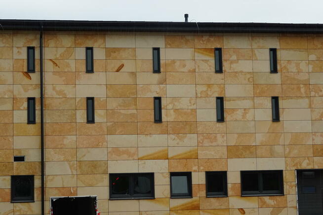 Płyty kamienne szlifowane z kamienia na elewację fasadę