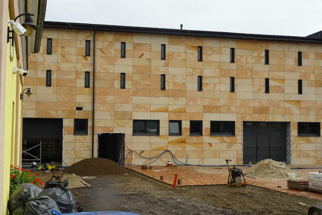 Płyty kamienne szlifowane z kamienia na elewację fasadę