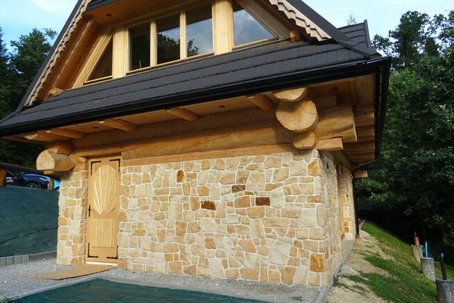 Płytki kamień naturalny elewacyjny na dom z bala drewna