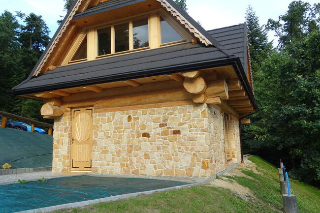 Płytki kamień naturalny elewacyjny na dom z bala drewna