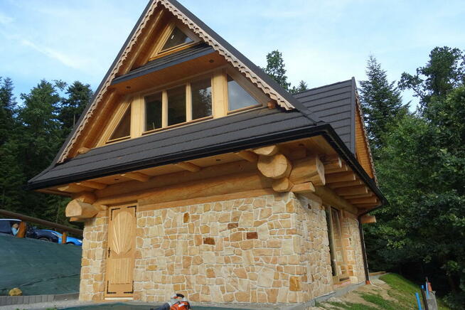 Płytki kamień naturalny elewacyjny na dom z bala drewna