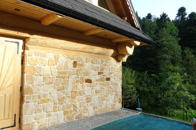 Płytki kamień naturalny elewacyjny na dom z bala drewna