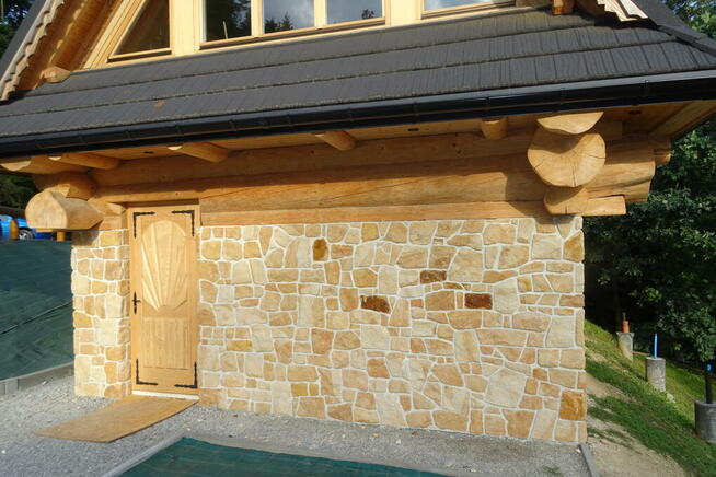 Płytki kamień naturalny elewacyjny na dom z bala drewna