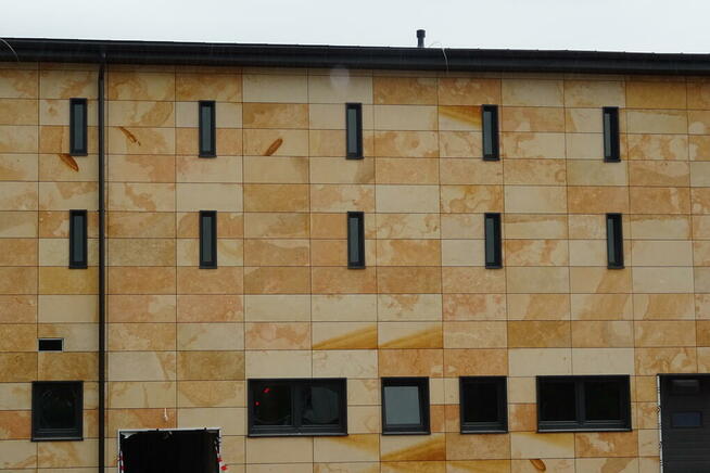 Płyty kamienne szlifowane z kamienia na elewację fasadę