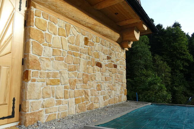 Płytki kamień naturalny elewacyjny na dom z bala drewna