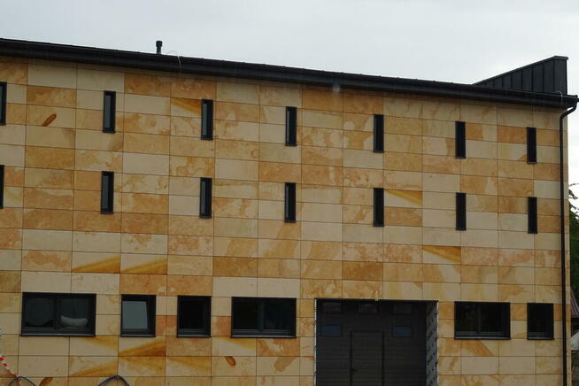 Płyty kamienne szlifowane z kamienia na elewację fasadę