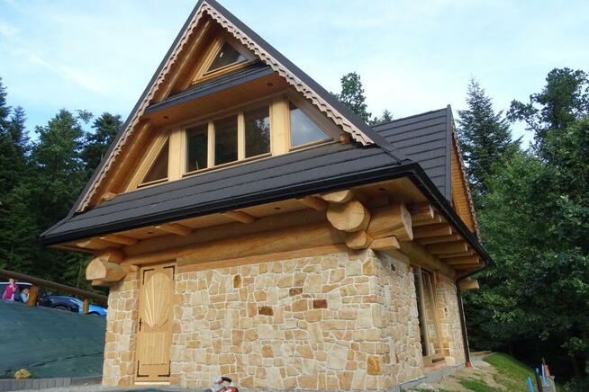 Płytki kamień naturalny elewacyjny na dom z bala drewna