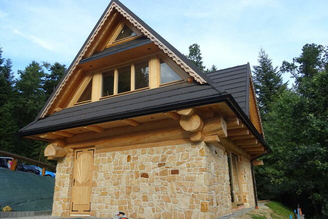 Płytki kamień naturalny elewacyjny na dom z bala drewna