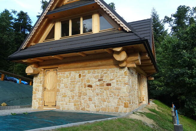 Płytki kamień naturalny elewacyjny na dom z bala drewna