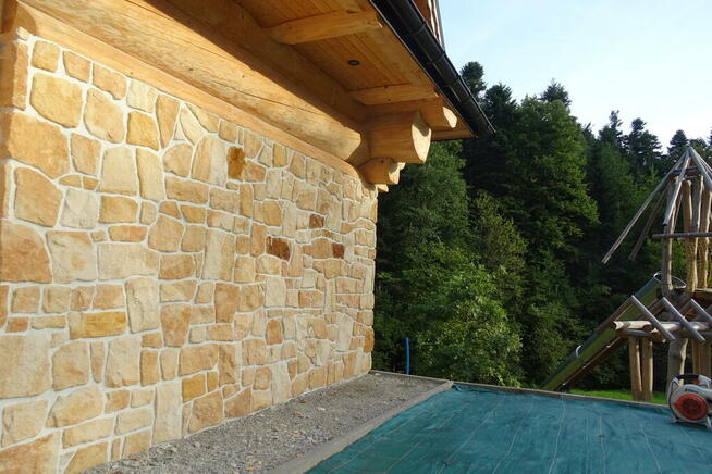 Płytki kamień naturalny elewacyjny na dom z bala drewna