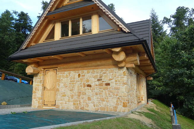 Płytki kamień naturalny elewacyjny na dom z bala drewna