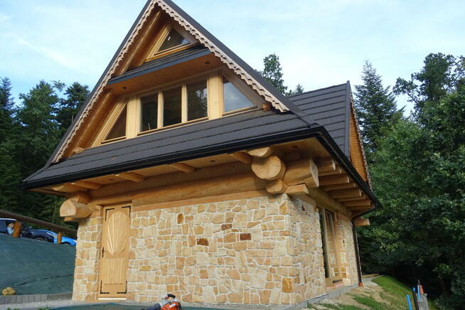 Płytki kamień naturalny elewacyjny na dom z bala drewna