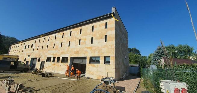 Płyty kamienne szlifowane z kamienia na elewację fasadę