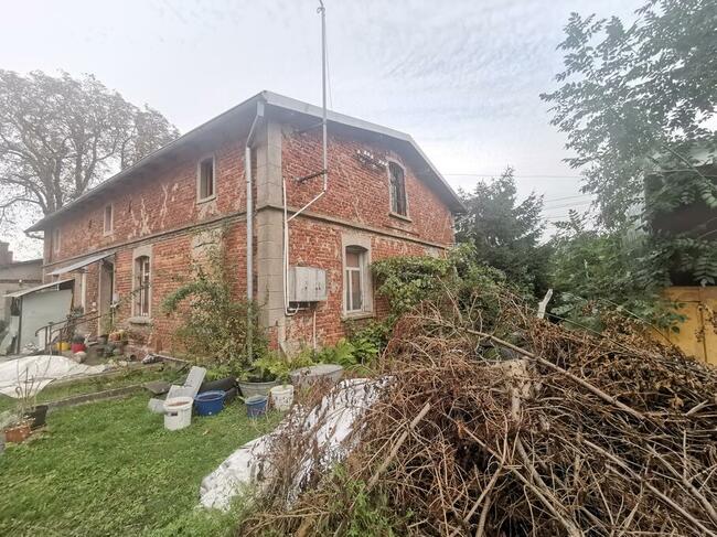 Dom z zakładem kamieniarskim