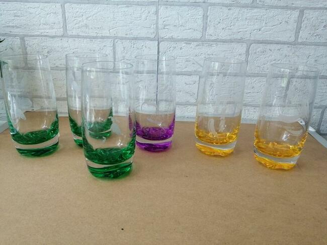 Kolorowe szklanki do drinków