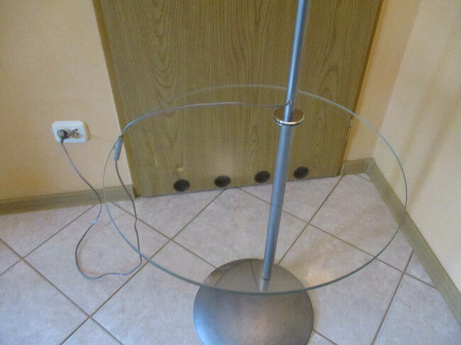 Lampa stojąca z półką szklaną.